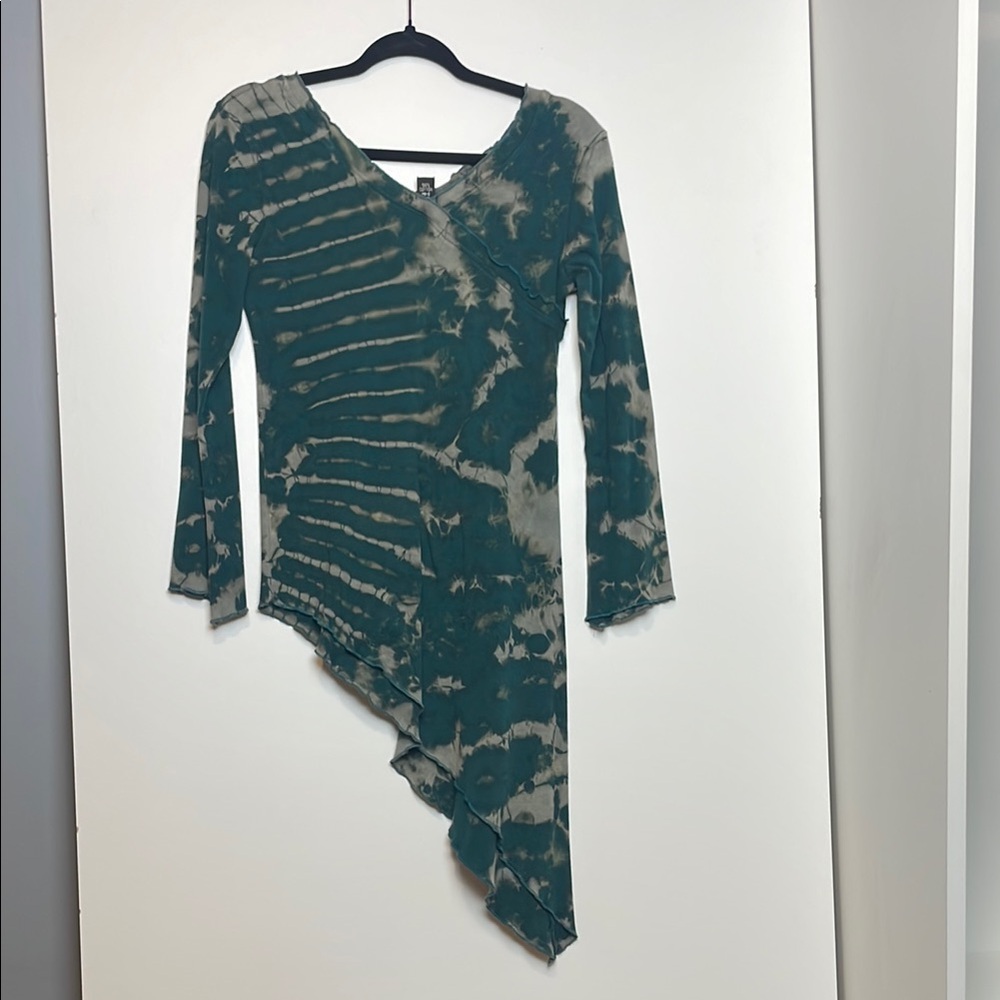 Green High-Low on the one side tie dye shirt